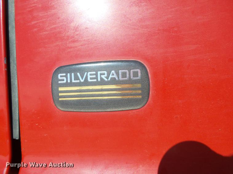 image for item DF2966 2004 Chevrolet Silverado 3500 flatbed pickup truck