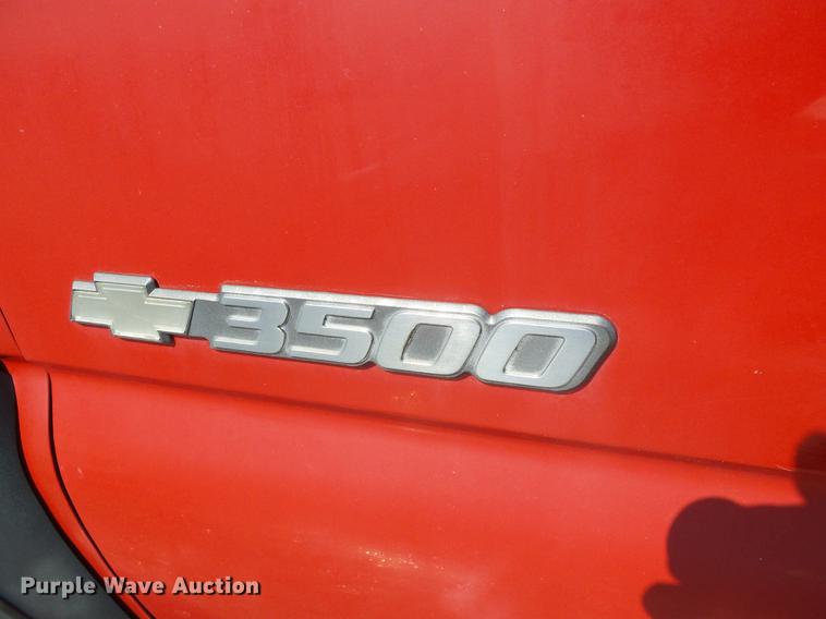 image for item DF2966 2004 Chevrolet Silverado 3500 flatbed pickup truck