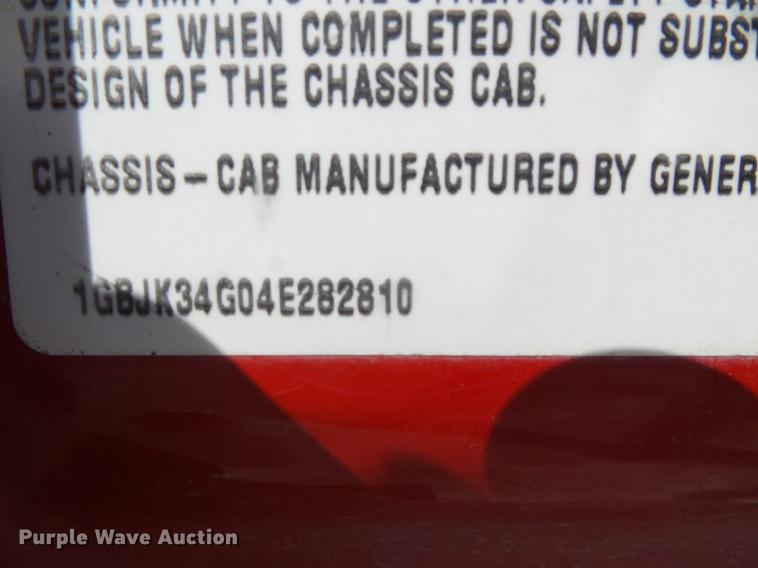 image for item DF2966 2004 Chevrolet Silverado 3500 flatbed pickup truck