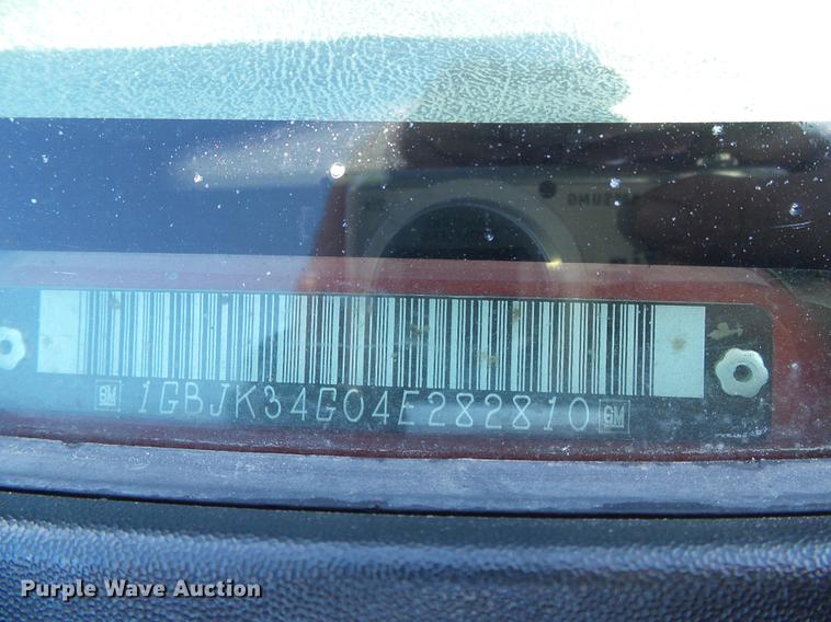 image for item DF2966 2004 Chevrolet Silverado 3500 flatbed pickup truck