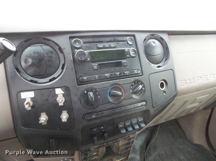 image for item DF7665 2010 Ford F350 Super Duty Crew Cab flatbed pickup truck