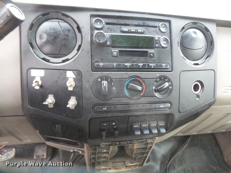 image for item DF7665 2010 Ford F350 Super Duty Crew Cab flatbed pickup truck