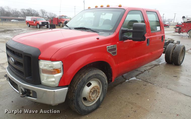image for item DF7667 2008 Ford F350 Super Duty Crew Cab pickup truck chassis