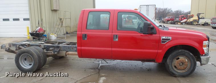 image for item DF7667 2008 Ford F350 Super Duty Crew Cab pickup truck chassis