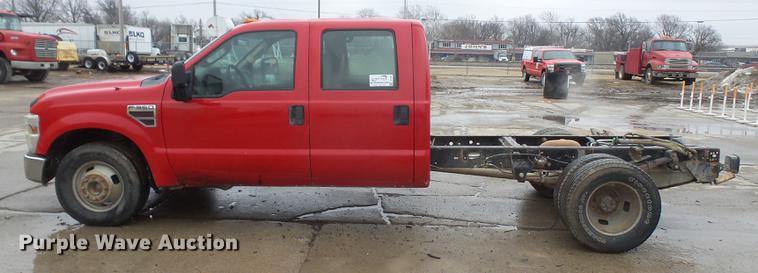 image for item DF7667 2008 Ford F350 Super Duty Crew Cab pickup truck chassis