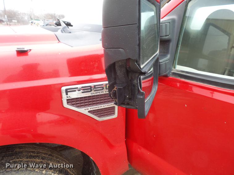 image for item DF7667 2008 Ford F350 Super Duty Crew Cab pickup truck chassis