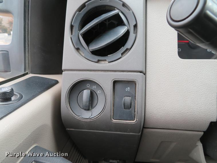 image for item DG3888 2008 Ford F550 Super Duty XL Crew Cab flatbed pickup truck