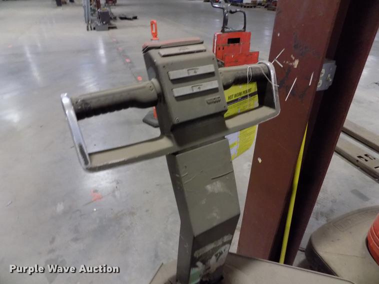 image for item EH9381 Crown 60PE-27-3 pallet jack