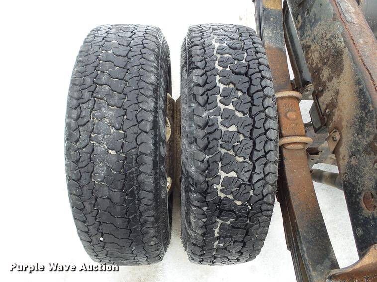 image for item EM9096 2010 Isuzu NPR truck cab and chassis