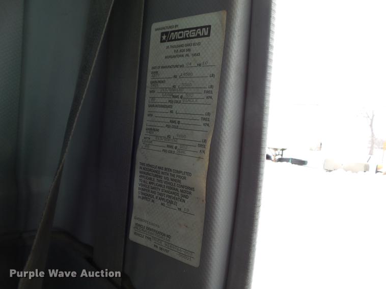 image for item EM9096 2010 Isuzu NPR truck cab and chassis