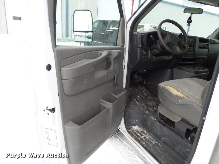 image for item EW9951 2006 Chevrolet Express G3500 box truck