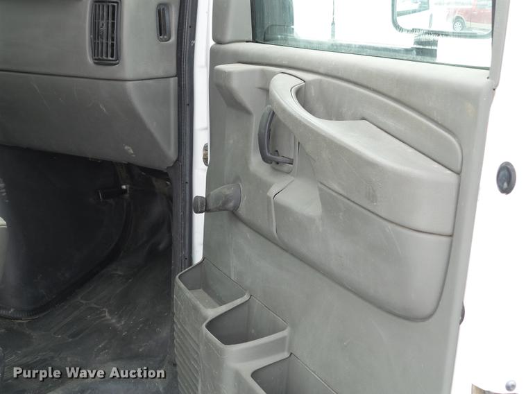 image for item EW9951 2006 Chevrolet Express G3500 box truck