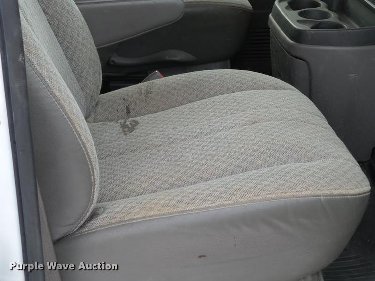 image for item EW9951 2006 Chevrolet Express G3500 box truck