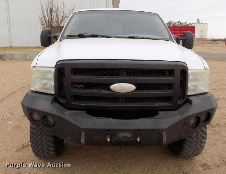 image for item FH9064 2005 Ford F350 Super Duty Crew Cab flatbed pickup truck