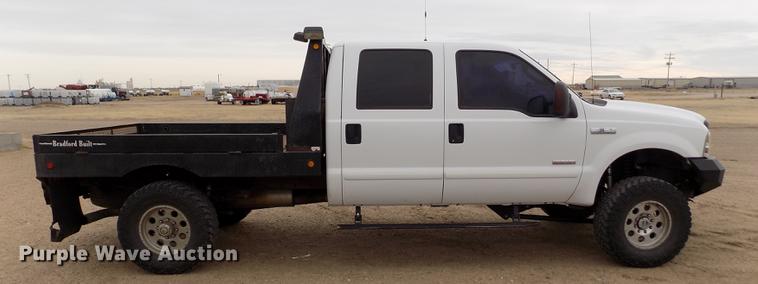 image for item FH9064 2005 Ford F350 Super Duty Crew Cab flatbed pickup truck