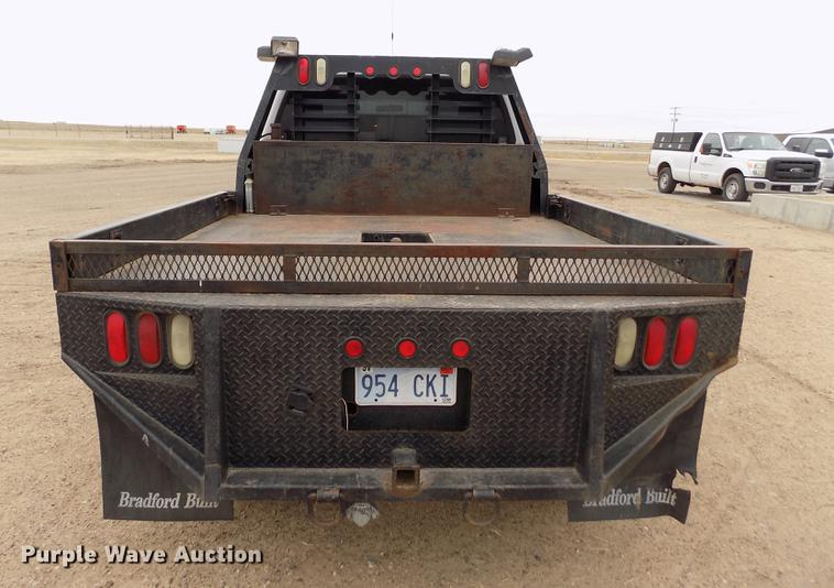image for item FH9064 2005 Ford F350 Super Duty Crew Cab flatbed pickup truck