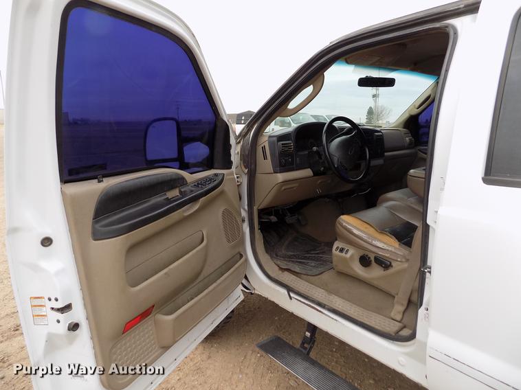 image for item FH9064 2005 Ford F350 Super Duty Crew Cab flatbed pickup truck