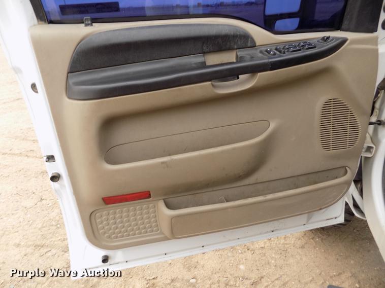 image for item FH9064 2005 Ford F350 Super Duty Crew Cab flatbed pickup truck