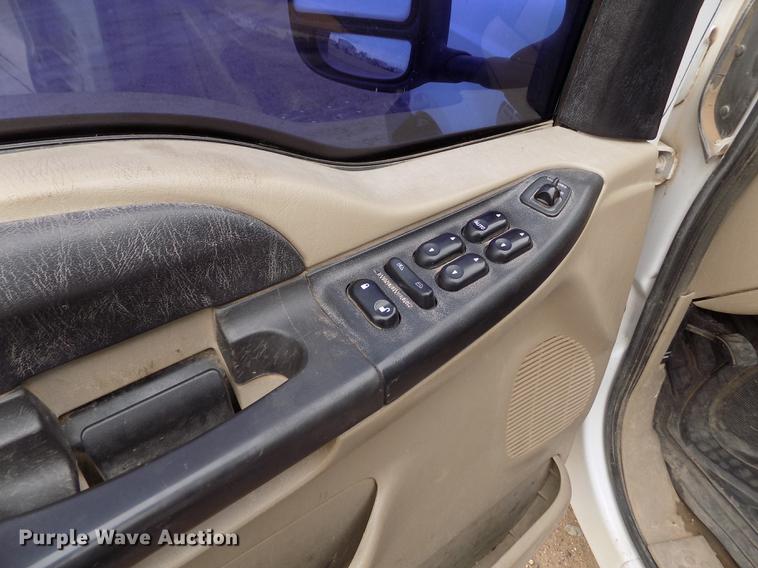 image for item FH9064 2005 Ford F350 Super Duty Crew Cab flatbed pickup truck