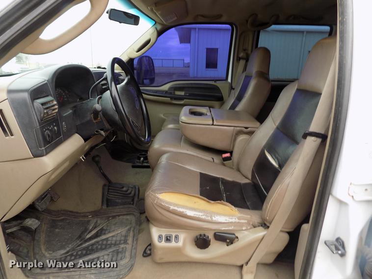 image for item FH9064 2005 Ford F350 Super Duty Crew Cab flatbed pickup truck