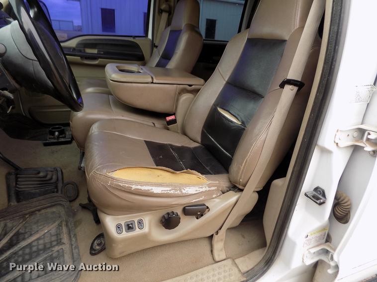 image for item FH9064 2005 Ford F350 Super Duty Crew Cab flatbed pickup truck