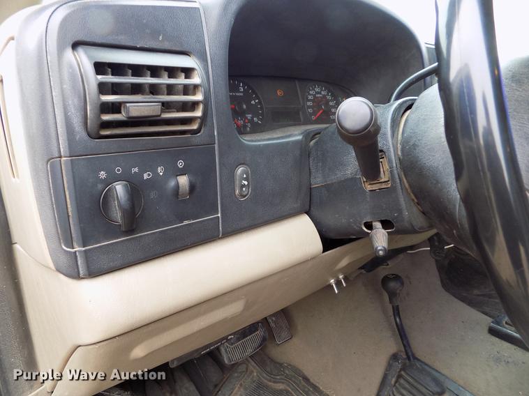 image for item FH9064 2005 Ford F350 Super Duty Crew Cab flatbed pickup truck