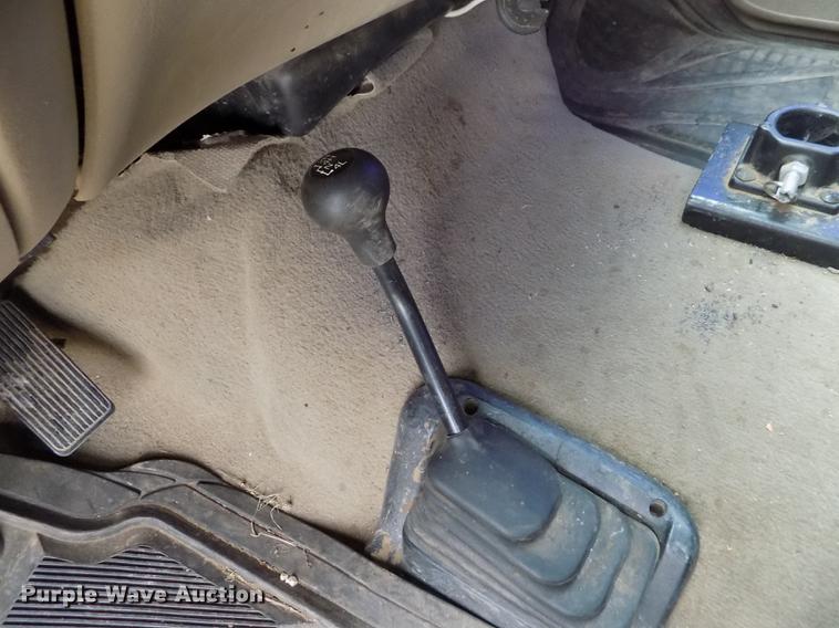 image for item FH9064 2005 Ford F350 Super Duty Crew Cab flatbed pickup truck