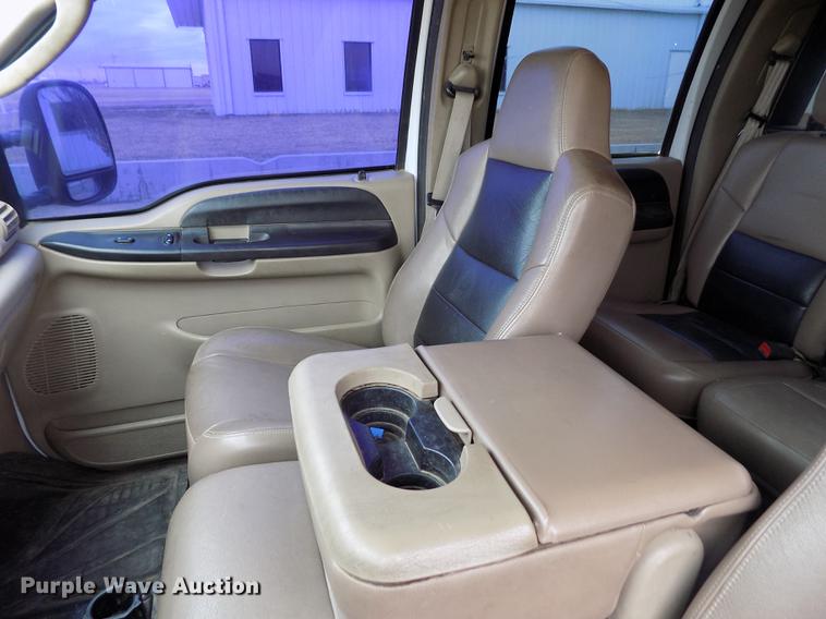 image for item FH9064 2005 Ford F350 Super Duty Crew Cab flatbed pickup truck