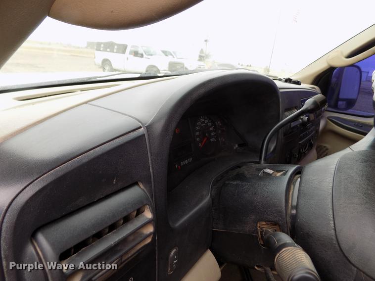 image for item FH9064 2005 Ford F350 Super Duty Crew Cab flatbed pickup truck