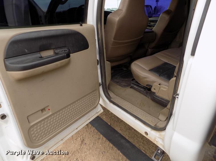 image for item FH9064 2005 Ford F350 Super Duty Crew Cab flatbed pickup truck