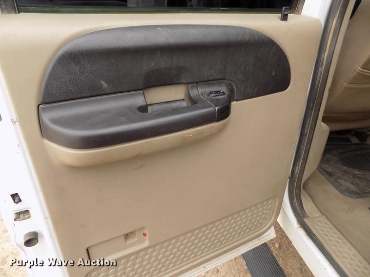 image for item FH9064 2005 Ford F350 Super Duty Crew Cab flatbed pickup truck