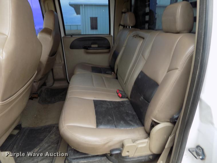 image for item FH9064 2005 Ford F350 Super Duty Crew Cab flatbed pickup truck