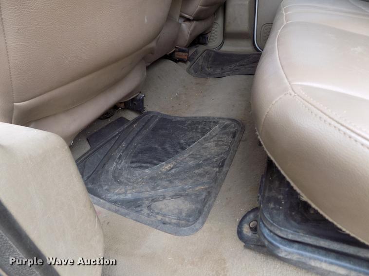 image for item FH9064 2005 Ford F350 Super Duty Crew Cab flatbed pickup truck