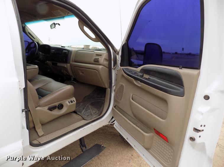 image for item FH9064 2005 Ford F350 Super Duty Crew Cab flatbed pickup truck