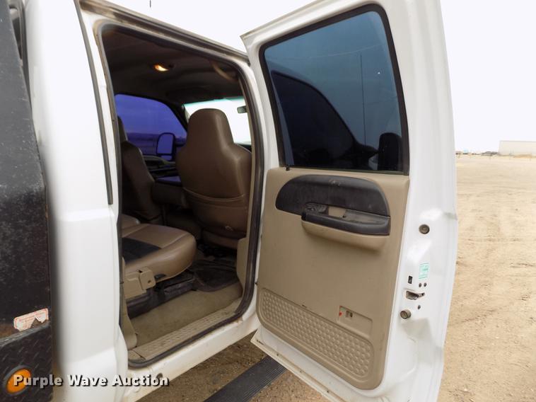 image for item FH9064 2005 Ford F350 Super Duty Crew Cab flatbed pickup truck