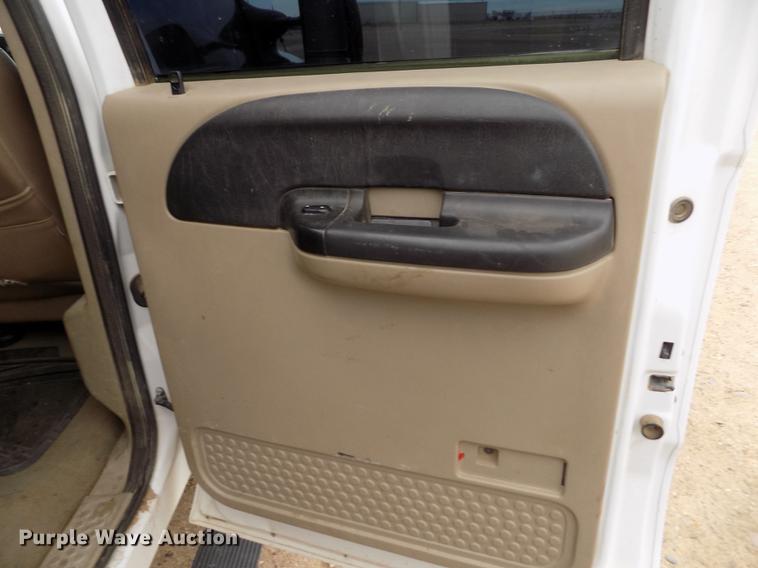 image for item FH9064 2005 Ford F350 Super Duty Crew Cab flatbed pickup truck