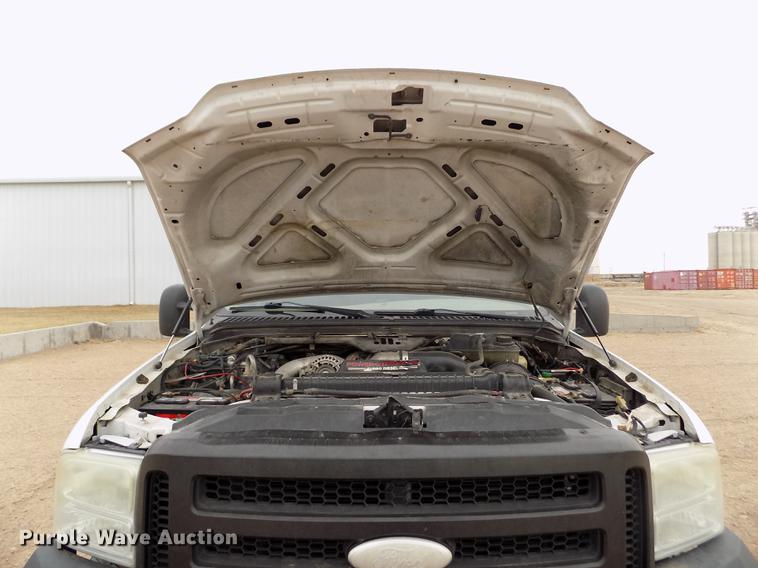 image for item FH9064 2005 Ford F350 Super Duty Crew Cab flatbed pickup truck