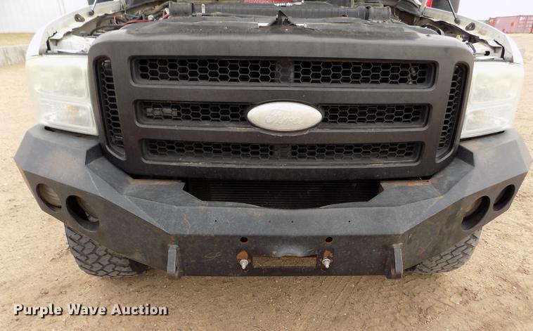 image for item FH9064 2005 Ford F350 Super Duty Crew Cab flatbed pickup truck
