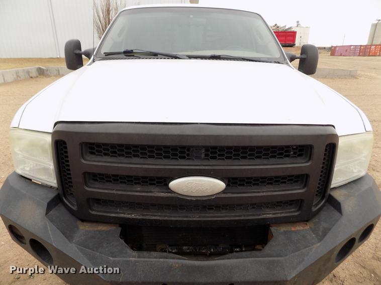 image for item FH9064 2005 Ford F350 Super Duty Crew Cab flatbed pickup truck