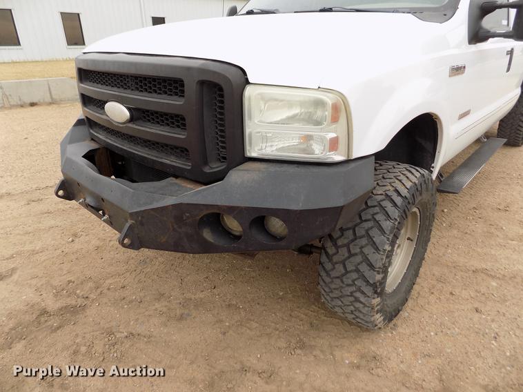 image for item FH9064 2005 Ford F350 Super Duty Crew Cab flatbed pickup truck