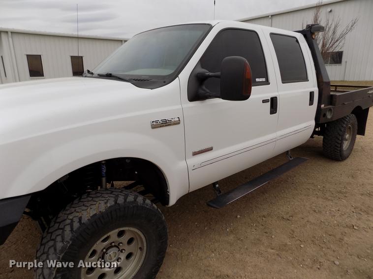 image for item FH9064 2005 Ford F350 Super Duty Crew Cab flatbed pickup truck