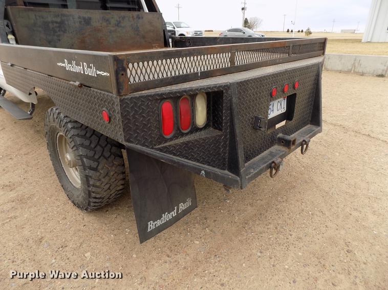 image for item FH9064 2005 Ford F350 Super Duty Crew Cab flatbed pickup truck