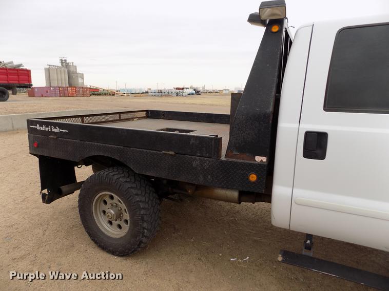 image for item FH9064 2005 Ford F350 Super Duty Crew Cab flatbed pickup truck