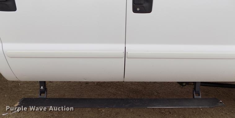 image for item FH9064 2005 Ford F350 Super Duty Crew Cab flatbed pickup truck