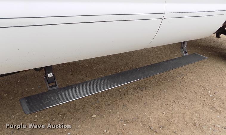 image for item FH9064 2005 Ford F350 Super Duty Crew Cab flatbed pickup truck