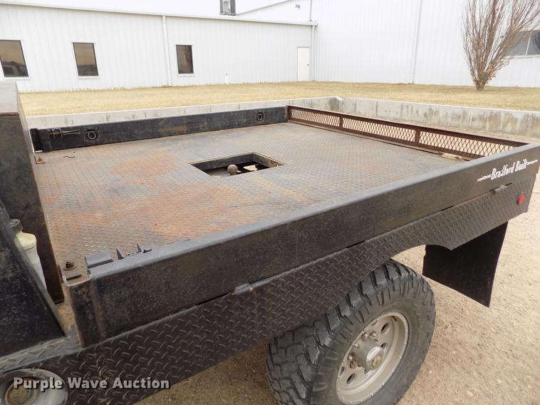 image for item FH9064 2005 Ford F350 Super Duty Crew Cab flatbed pickup truck