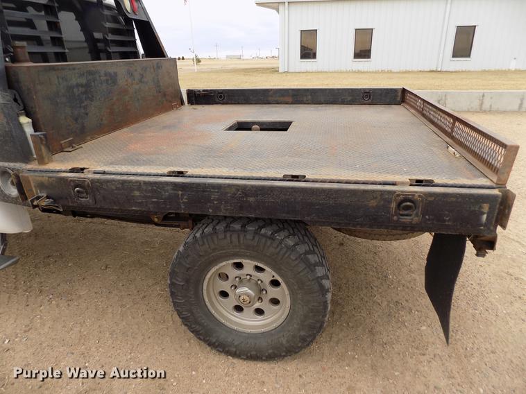 image for item FH9064 2005 Ford F350 Super Duty Crew Cab flatbed pickup truck