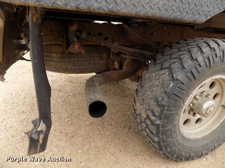 image for item FH9064 2005 Ford F350 Super Duty Crew Cab flatbed pickup truck