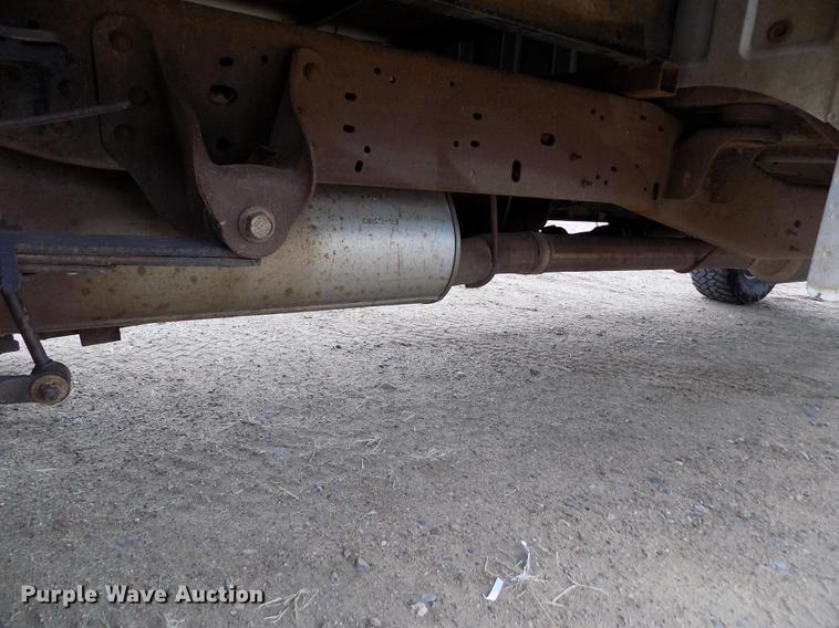 image for item FH9064 2005 Ford F350 Super Duty Crew Cab flatbed pickup truck