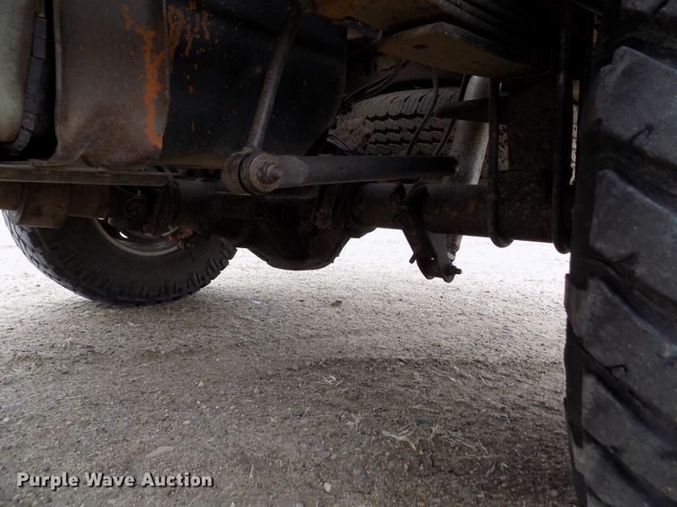 image for item FH9064 2005 Ford F350 Super Duty Crew Cab flatbed pickup truck